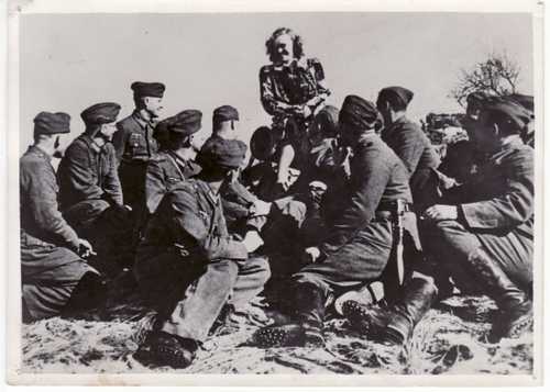 Photo of an artist with German troops