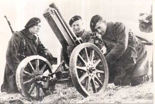 Le mortier de 7,6 FRC avec ses servants