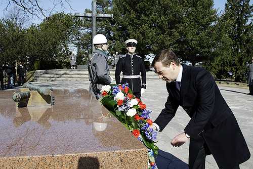 Dmitry Medvedev lay a wreath Mannerheim's grave